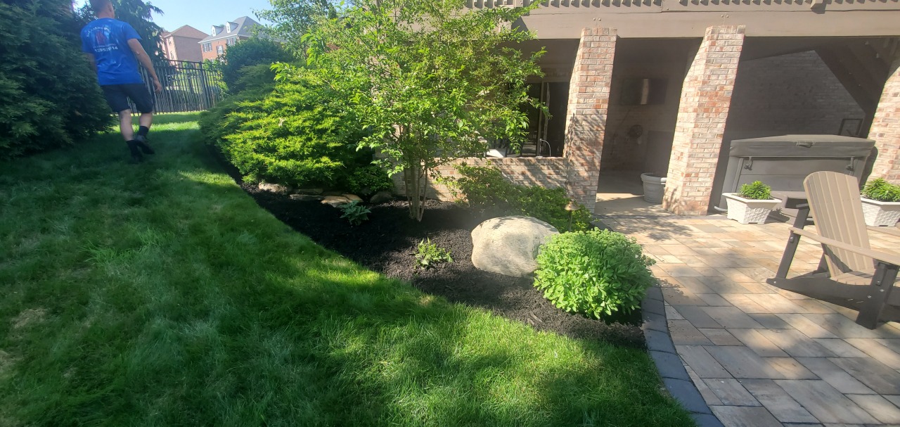 Spring mulch refresh and seasonal clean up in Canonsburg, Pa